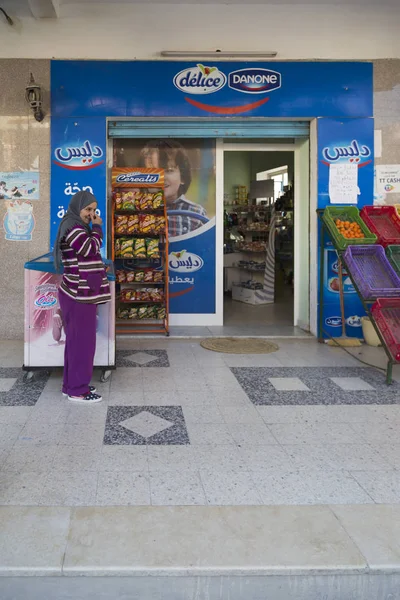 Senior senhora tunisiana local, proprietário de uma pequena mercearia na cidade de Mahdia, na Tunísia . — Fotografia de Stock