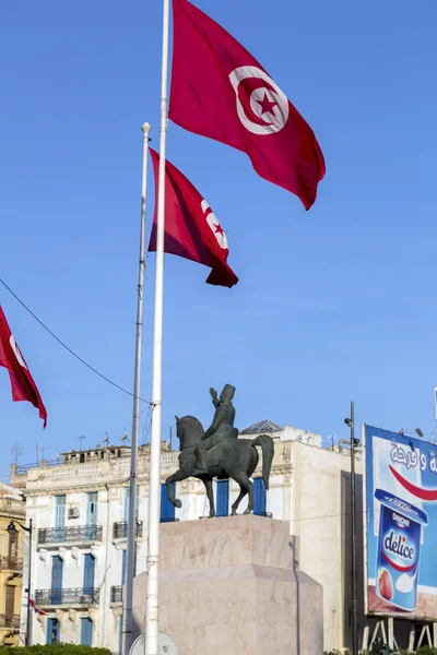 Hij stad centrum van Tunis, Tunesische hoofdstad. Gebouwen en monumenten rond Avenue Habib Bourguiba — Stockfoto