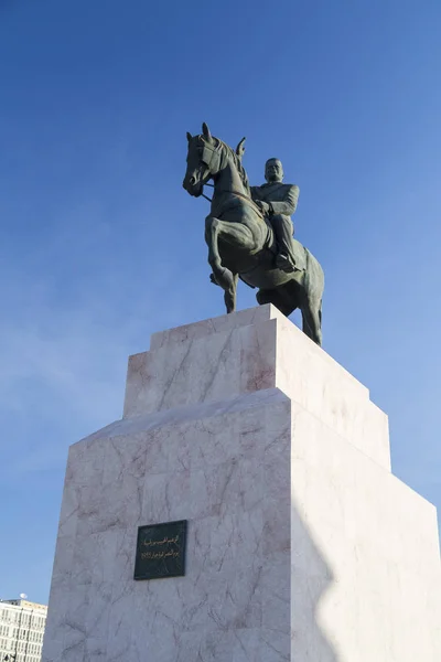 彼の都市センターのチュニス、チュニジアの首都。建物や記念碑のハビーブ ・ ブルギーバ アベニュー周り — ストック写真