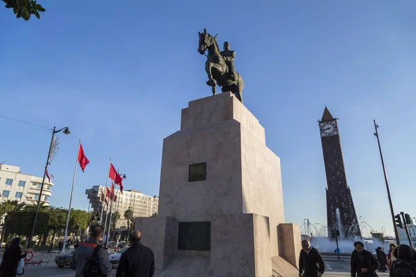 Hij stad centrum van Tunis, Tunesische hoofdstad. Gebouwen en monumenten rond Avenue Habib Bourguiba — Stockfoto