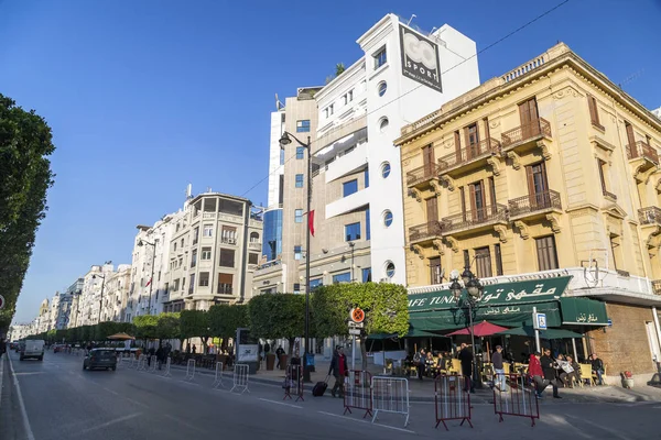 On city centru Tunisu, tuniským kapitálem. Budov a památek v okolí Avenue Habib Bourguiba — Stock fotografie