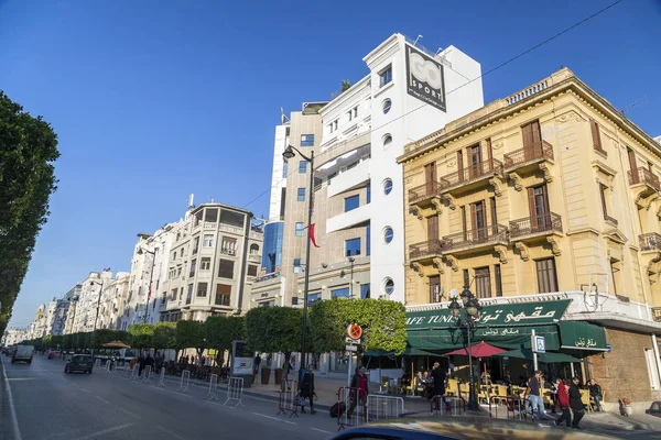 On city centru Tunisu, tuniským kapitálem. Budov a památek v okolí Avenue Habib Bourguiba — Stock fotografie