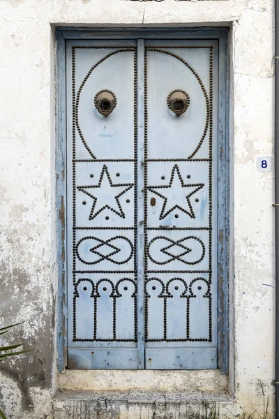 Porte traditionnelle tunisienne ornementale, détail de l'architecture typique arabe méditerranéenne — Photo