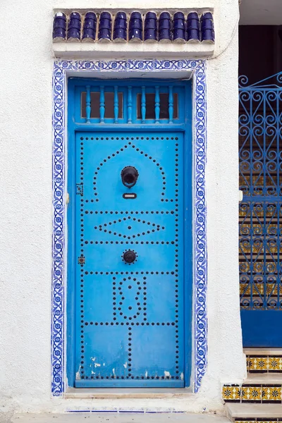 Porte traditionnelle tunisienne ornementale, détail de l'architecture typique arabe méditerranéenne — Photo