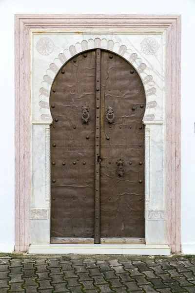 Puerta tradicional tunecina ornamental, detalle de la típica arquitectura árabe mediterránea —  Fotos de Stock
