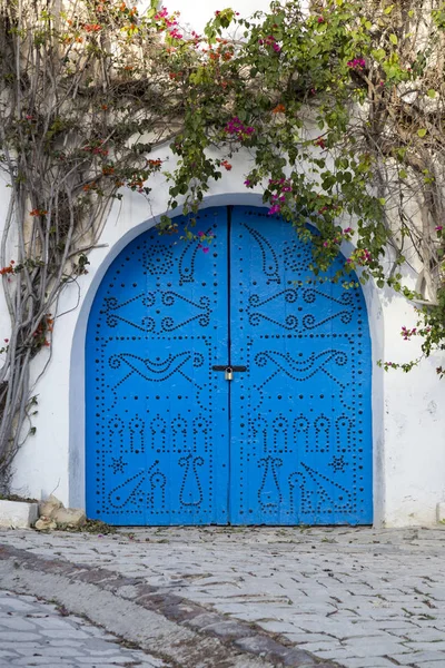 Porta tradicional tunisiana ornamental, detalhe da arquitetura típica árabe mediterrânica — Fotografia de Stock