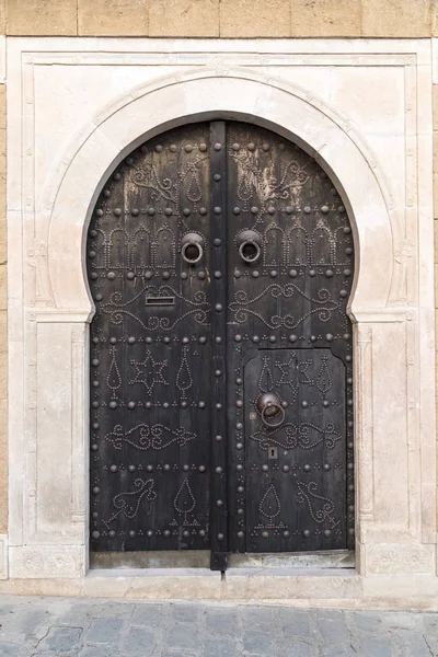 Puerta tradicional tunecina ornamental, detalle de la típica arquitectura árabe mediterránea —  Fotos de Stock