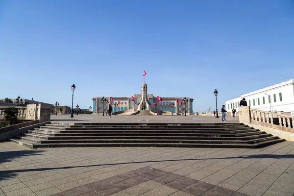 Publiczny plac Tunis, La Medina, pomnik narodowy i Ratusz, Tunezja. — Zdjęcie stockowe