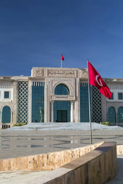 Piazza pubblica di Tunisi, La Medina, monumento nazionale e municipio, Tunisia . — Foto Stock