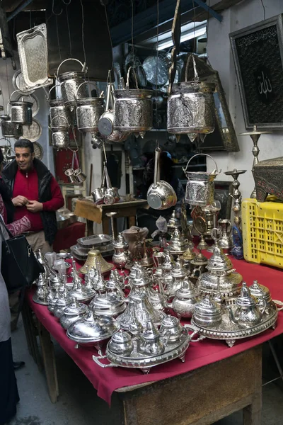 Tunesische souk winkels en de verkoop van traditionele koper souvenirs in de oude souk van Tunis. — Stockfoto