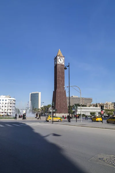 Óratorony emlékmű Tunisz központjában tér — Stock Fotó