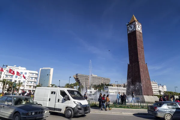 Uhr Turmdenkmal auf dem zentralen Platz von Tunis — Stockfoto