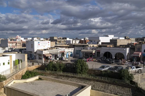 埃尔杰姆市视图从罗马圆形剧场，Thysdrus，在突尼斯的马赫迪耶省一个镇. — 图库照片