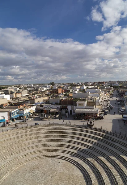 El Jem városi kilátást a római amfiteátrum, a Thysdrus, a város Tunézia Mahdia kormányzóság. — Stock Fotó