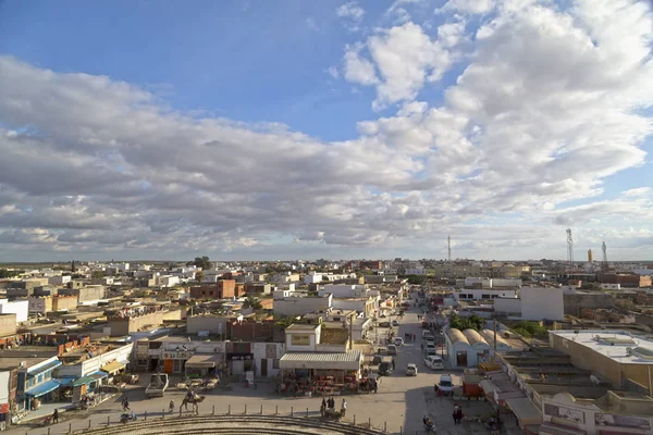 El Jem vista della città dall'anfiteatro romano di Thysdrus, una città nel governatorato di Mahdia in Tunisia . — Foto Stock