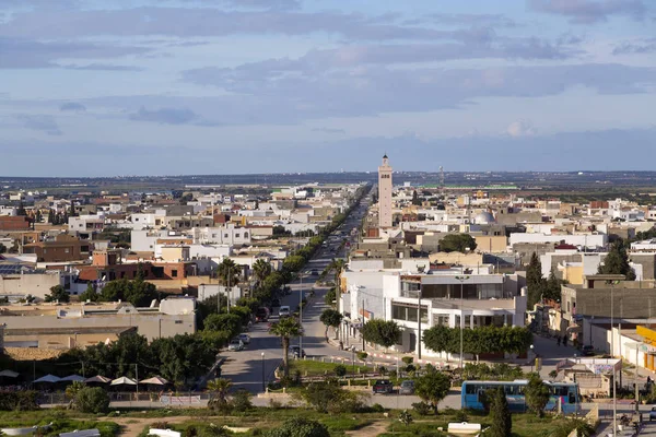 El Jem vista da cidade do anfiteatro romano de Thysdrus, uma cidade na província de Mahdia da Tunísia . — Fotografia de Stock