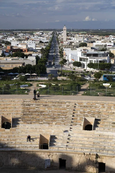 El Jem uitzicht op de stad vanaf het Romeinse amfitheater van Thysdrus, een stad in Mahdia gouvernement in Tunesië. — Stockfoto