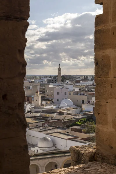 El Jem vista della città dall'anfiteatro romano di Thysdrus, una città nel governatorato di Mahdia in Tunisia . — Foto Stock