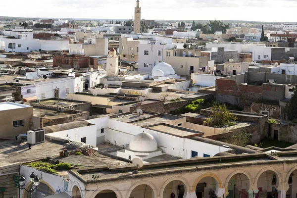 Vista de la ciudad de El Jem desde el anfiteatro romano de Thysdrus, una ciudad en la provincia de Mahdia de Túnez . — Foto de Stock