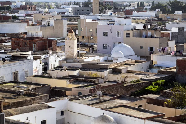 Vista de la ciudad de El Jem desde el anfiteatro romano de Thysdrus, una ciudad en la provincia de Mahdia de Túnez . — Foto de Stock