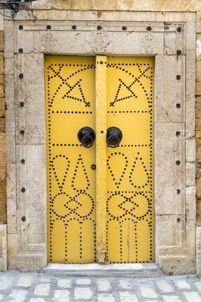 Puerta tradicional tunecina vieja — Foto de Stock