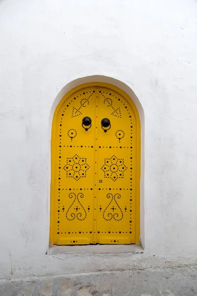 Ancienne porte traditionnelle tunisienne — Photo