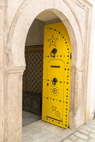 Traditionella gamla tunisiska dörr — Stockfoto