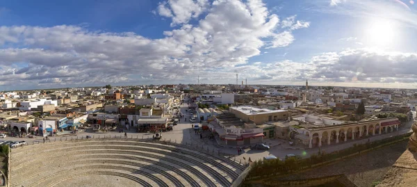 El Djem (o El-Jem), una ciudad en la provincia de Mahdia en Túnez — Foto de Stock