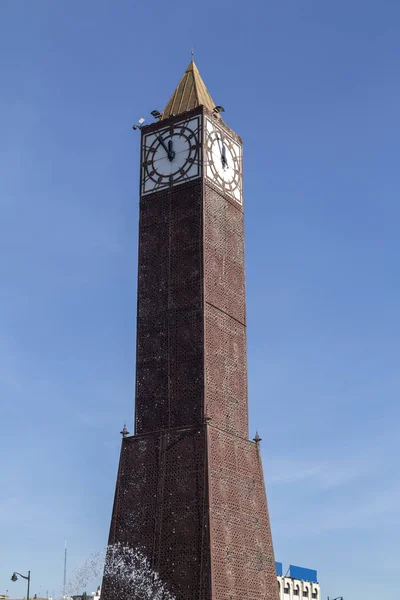 Uhr Turmdenkmal auf dem zentralen Platz von Tunis — Stockfoto