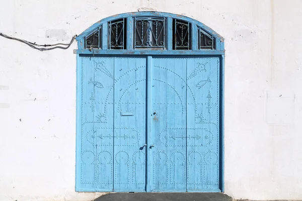 Tradicional velha porta tunisiana — Fotografia de Stock