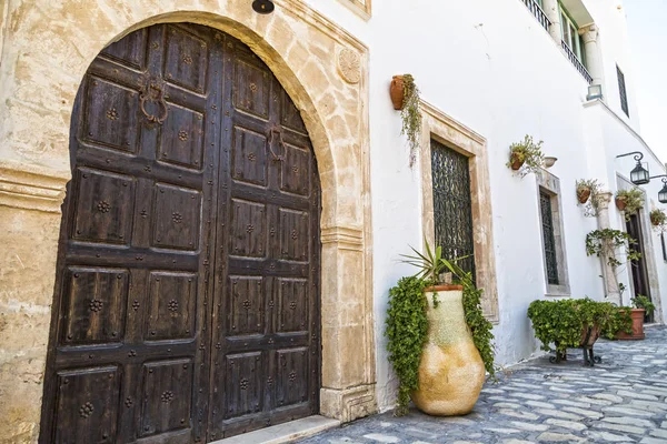 伝統的な古いチュニジアのドア — ストック写真