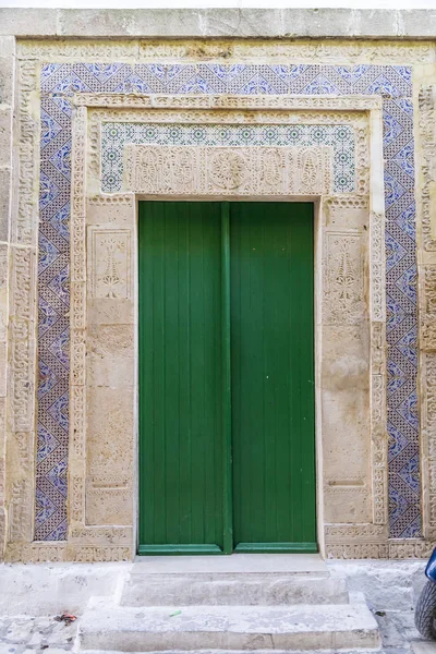 Tradicional velha porta tunisiana — Fotografia de Stock