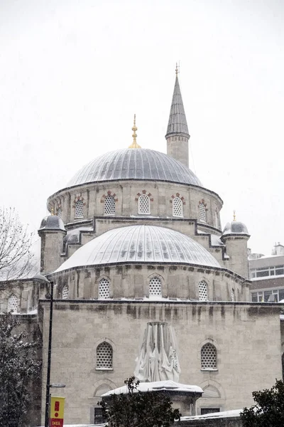Şiddetli kar yağışı tüm Istanbul kapsar. Görünümden Şişli, Istanbul. — Stok fotoğraf