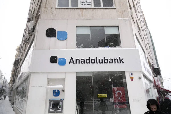 Sisli Branch of Anadolubank on Rumeli Avenue on a snowy day — Stock Photo, Image