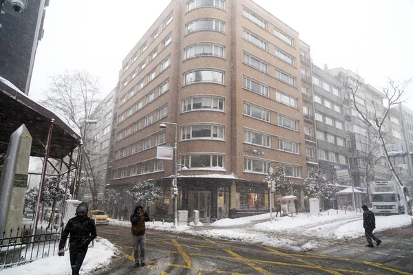 Tung snö täcker alla Istanbul 8 januari — Stockfoto