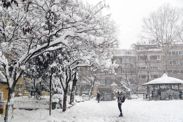 Tung snö täcker alla Istanbul 8 januari — Stockfoto