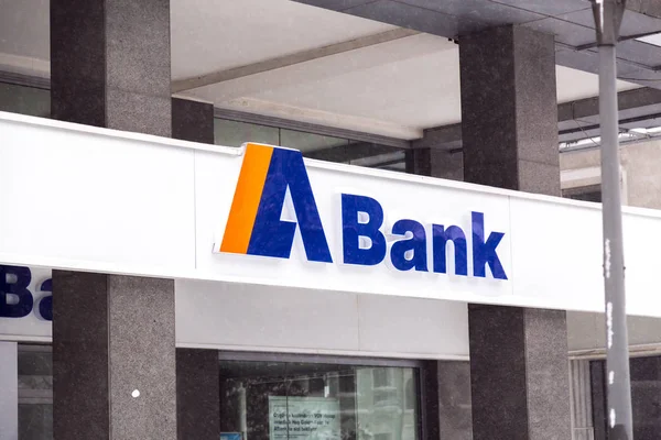 Señalización de A Bank. Un banco es un banco privado en Turquía . — Foto de Stock