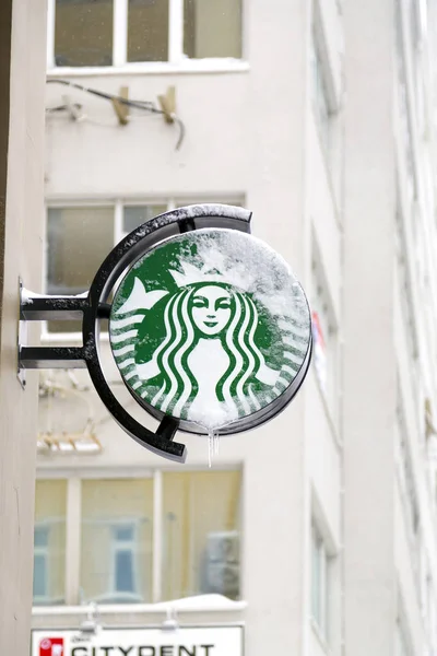 Sneeuw bedekt teken van Starbucks Coffee in Istanbul, Starbucks Corporation is een Amerikaanse koffieketen bedrijf en koffiehuis — Stockfoto