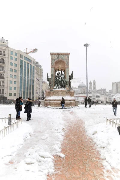 Istanbul 7 Ocak tarihinde şiddetli kar yağışı altında. Taksim Meydanı'na ve Cumhuriyet Anıtı — Stok fotoğraf