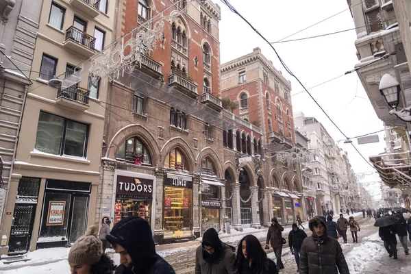 Vista dalla chiesa cattolica di Sant'Antonio su Istiklal Avenue, Istanbul Turchia . — Foto Stock