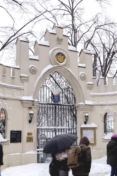 İsveç Sarayı veya İsviçre Konsolosluğu Istanbul Istiklal Caddesi kapısı karlı bir günde. — Stok fotoğraf