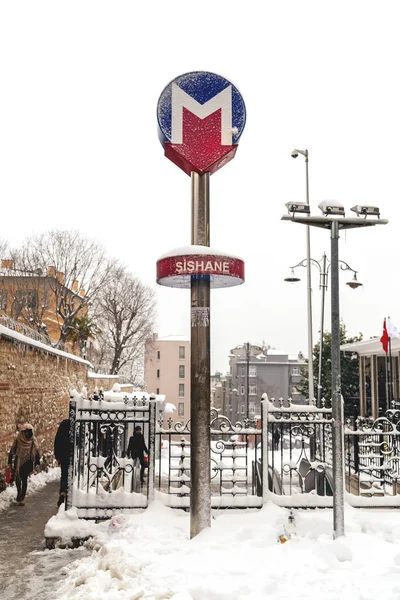 Karlı bir günde özellikle Istiklal Caddesi girişinde Şişhane metro işareti — Stok fotoğraf