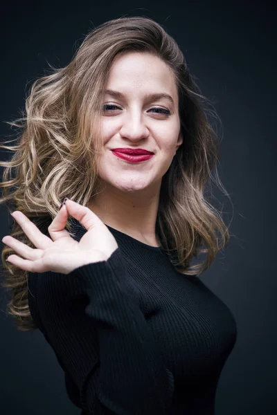 Jovem bonita menina estúdio retrato — Fotografia de Stock