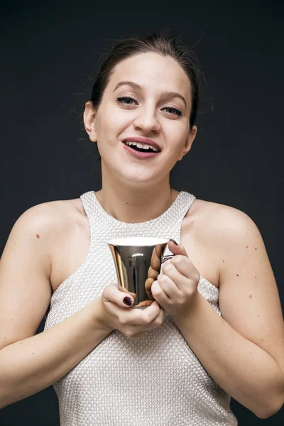 コーヒーのマグカップを持つ少女 — ストック写真