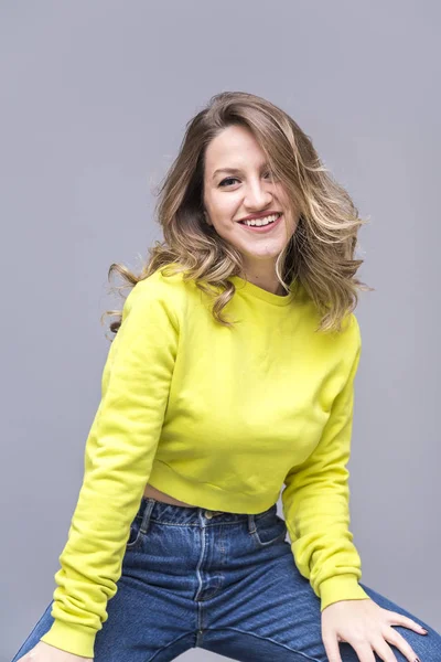 Giovane bella ragazza studio ritratto — Foto Stock