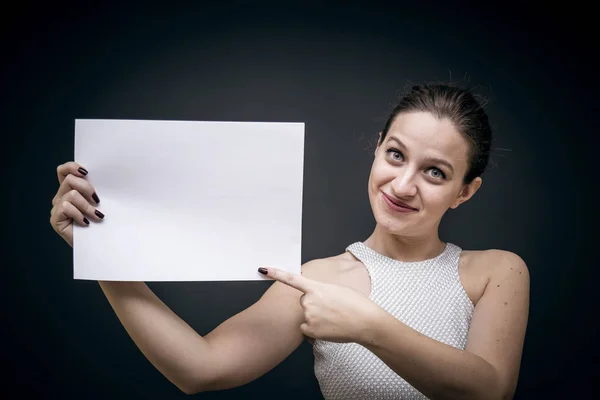 Ung och vacker flicka visar papper — Stockfoto