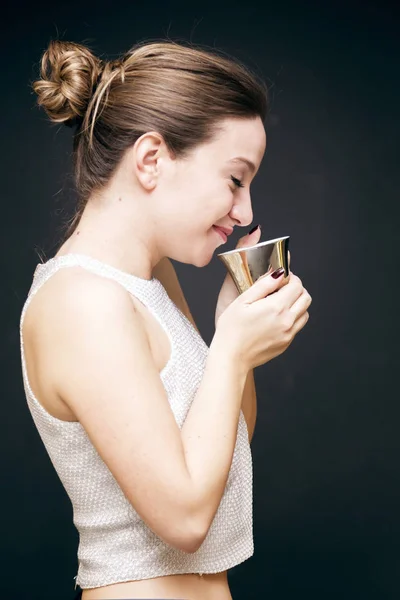 Jeune fille avec une tasse de café — Photo