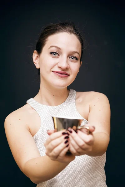 Jeune fille avec une tasse de café — Photo
