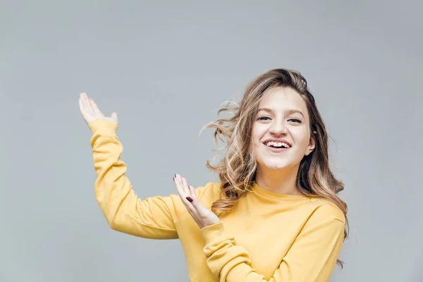 若くて魅力的なブロンドの女の子あなたのテキストの空白領域を表示 — ストック写真