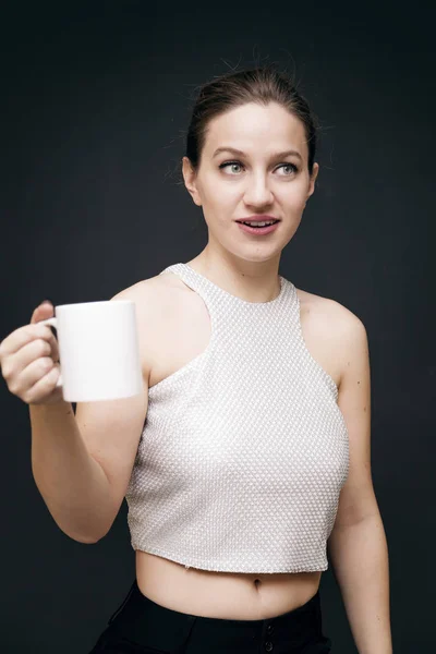 Giovane ragazza con una tazza di caffè — Foto Stock